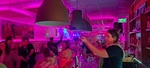 Ook de bardames hebben plezier
